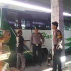 Anggota Samapta melakukan pemeriksaan terhadap identitas pengamen yang ada di Terminal Ciamis