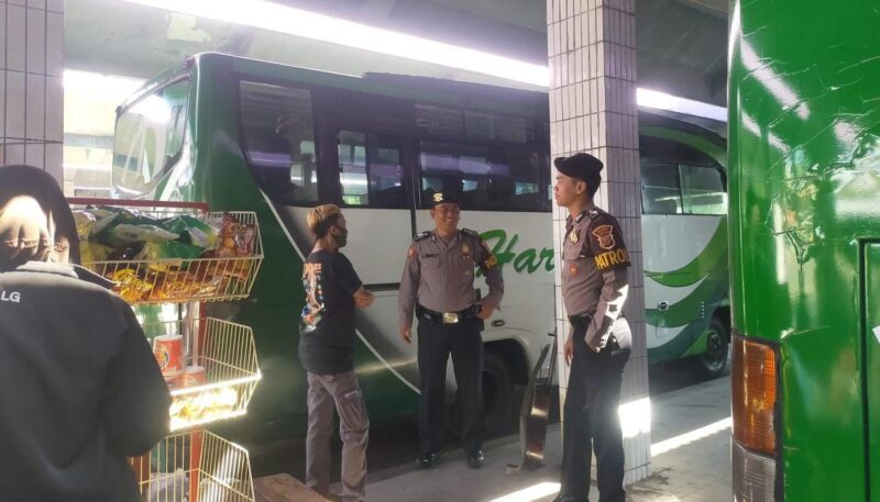 Anggota Samapta melakukan pemeriksaan terhadap identitas pengamen yang ada di Terminal Ciamis