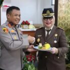 Kapolres Lebak Polda Banten AKBP Suyono, SIK memberikan kejutan tumpeng kepada Kajari Lebak, Mayasari SH. MH, di Kantor Kejaksaan Negeri Lebak