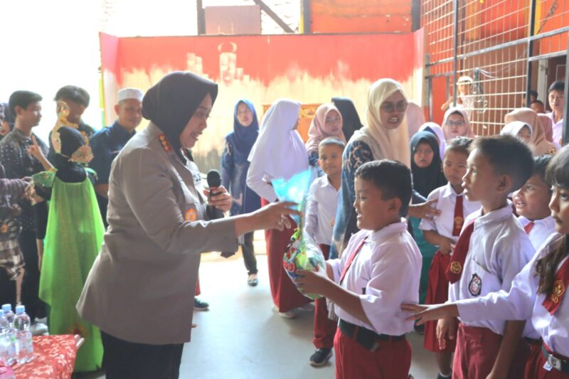 Jajaran Polresta Cirebon mengunjungi SLB ABCD Bina Mandiri Cirebon, Kecamatan Ciledug, Kabupaten Cirebon, Selasa (23/7/2024