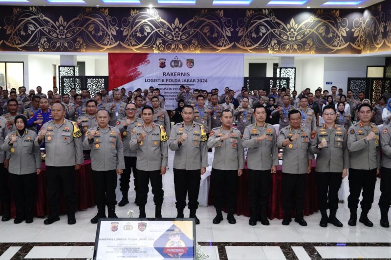  Kapolda Jawa Barat, Irjen Pol. Dr. Akhmad Wiyagus, S.I.K., M.Si., M.M., didampingi oleh Wakapolda Jawa Barat, Brigjen Pol. Bariza Sulfi, serta Karo Logistik Polda Jawa Barat, Brigjen Pol. Dr. Yasir, S.I.K., MH, melaksanakan kegiatan pembukaan Rapat Kerja Teknis (Rakernis)