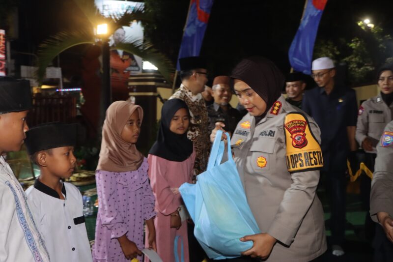 Kapolresta Cirebon, Kombes Pol Sumarni, S.I.K, S.H, M.H, mendampingi PJ Bupati Cirebon dan jajaran Forkopimda Kabupaten Cirebon dalam kunjungan silaturahmi ke sejumlah Pengasuh Pondok Pesantren dan Ulama se-Kabupaten Cirebon