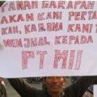 Sekitar 40 warga Desa Sukatani, Kecamatan Wanasalam, Kabupaten Lebak, Banten, mendatangi DPRD Lebak dan menggelar aksi di depan kantor Bupati Lebak pada Jumat (26/7/2024)