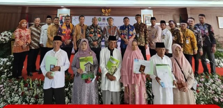 Kantor Kejaksaan Negeri Jakarta Barat dipenuhi warga masyarakat dan aparat penegak hukum pada Jumat pagi, 26 Juli 2024