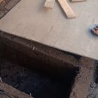 fakta di lapangan menunjukkan adanya dugaan penggunaan besi yang tidak sesuai standar. Salah satu pekerja yang enggan disebutkan namanya mengungkapkan bahwa rata-rata menggunakan besi 8 inci