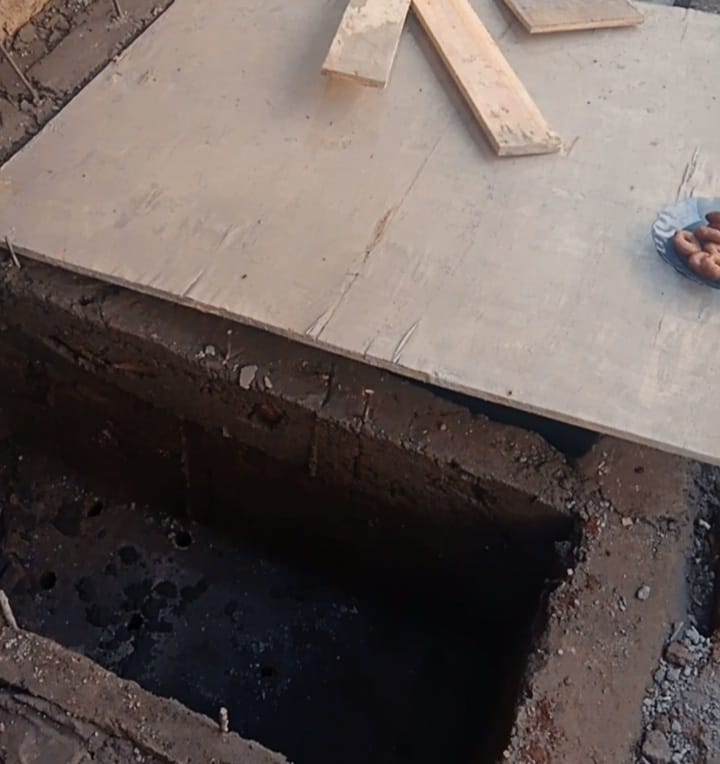 fakta di lapangan menunjukkan adanya dugaan penggunaan besi yang tidak sesuai standar. Salah satu pekerja yang enggan disebutkan namanya mengungkapkan bahwa rata-rata menggunakan besi 8 inci