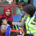 Kombes Pol Sumarni menyalurkan paket sembako dan makanan bergizi berupa beras, susu, telur, buah, dan vitamin kepada tiga anak asuh stunting di Kelurahan Gegunung, Kecamatan Sumber, Kabupaten Cirebon