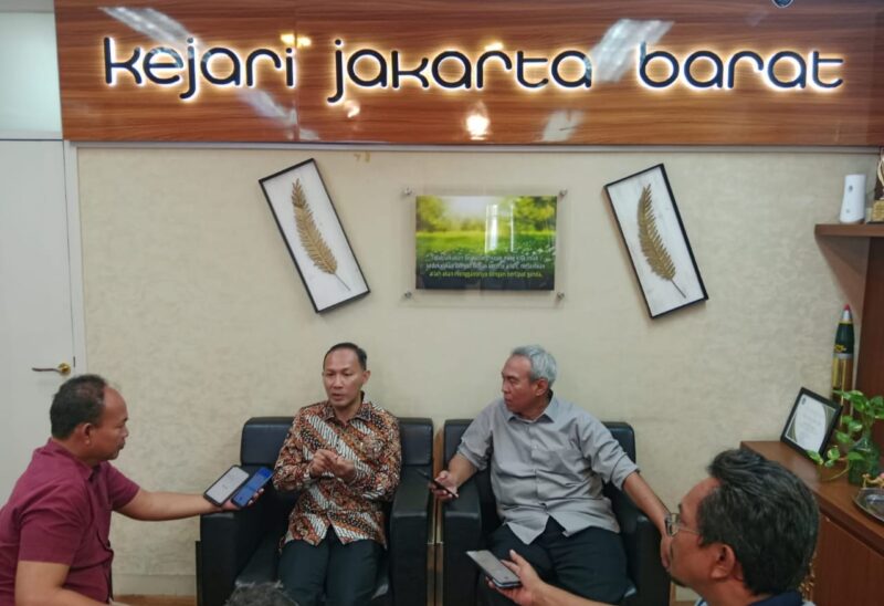 Kepala Kejaksaan Negeri (Kajari) Jakarta Barat, Hendri Antoro, mengungkapkan bahwa penerapan sistem data monitoring center merujuk pada perintah presiden melalui Sistem Pengendalian Intern Pemerintah (SPIP)