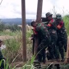 Danramil-05 Wamsisi/Kodim-1506 Namlea, Lettu Inf Salem Pusung, bersama anggota Koramil 1506-05/Wamsisi, memberikan bantuan yang luar biasa kepada masyarakat Desa Batukasa dan Desa Waemasing