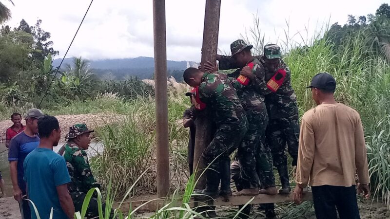 Danramil-05 Wamsisi/Kodim-1506 Namlea, Lettu Inf Salem Pusung, bersama anggota Koramil 1506-05/Wamsisi, memberikan bantuan yang luar biasa kepada masyarakat Desa Batukasa dan Desa Waemasing