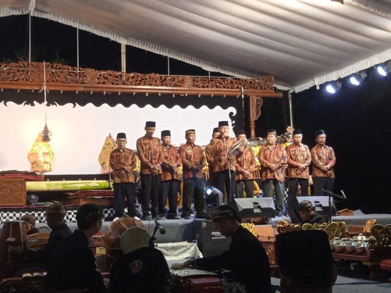 Merdi Desa, yang juga dikenal dengan sebutan Bersih Desa atau Suronan, biasanya dilaksanakan di bulan Suro (Muharam) sebagai simbol rasa syukur masyarakat atas limpahan nikmat yang diberikan oleh Tuhan