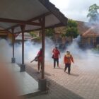warga Dusun Wonokoyo di Desa Ngrejo, Kecamatan Tanggunggunung, melaksanakan fogging mandiri pada hari Rabu (31/07)