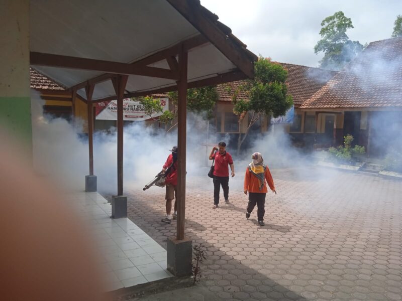 warga Dusun Wonokoyo di Desa Ngrejo, Kecamatan Tanggunggunung, melaksanakan fogging mandiri pada hari Rabu (31/07)