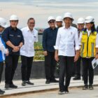 Presiden Joko Widodo meninjau progres pembangunan Kantor Presiden di Kawasan IKN, Kalimantan Timur, Jumat (01/03/2024). (Foto: Humas Setkab/Ibrahim)