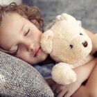 Anak tidur siang - Foto: Altrendo Image, 