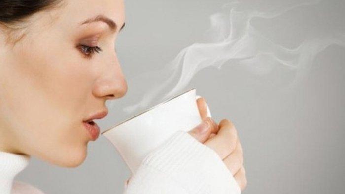 Foto: Ilustrasi Minum Air Hangat