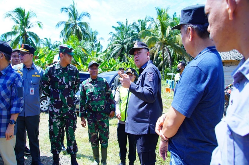 Pj Bupati Muba H Sandi Fahlepi bersama Kapolres Musi Banyuasin, Dandim 0401 Muba, Sekda Muba H Apriyadi, dan perangkat daerah terkait langsung bergerak ke lokasi untuk melihat langsung kejadian pada Sabtu, 29 Juni 2024