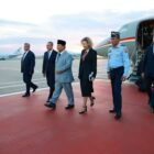 Menteri Pertahanan RI sekaligus Presiden Terpilih Prabowo Subianto (tiga kiri) berjalan ke arah kendaraannya di apron Bandara Vnukovo, Moskow, Rusia, Selasa (30/7/2024) - Foto: BIro Humas Setjen Kemhan