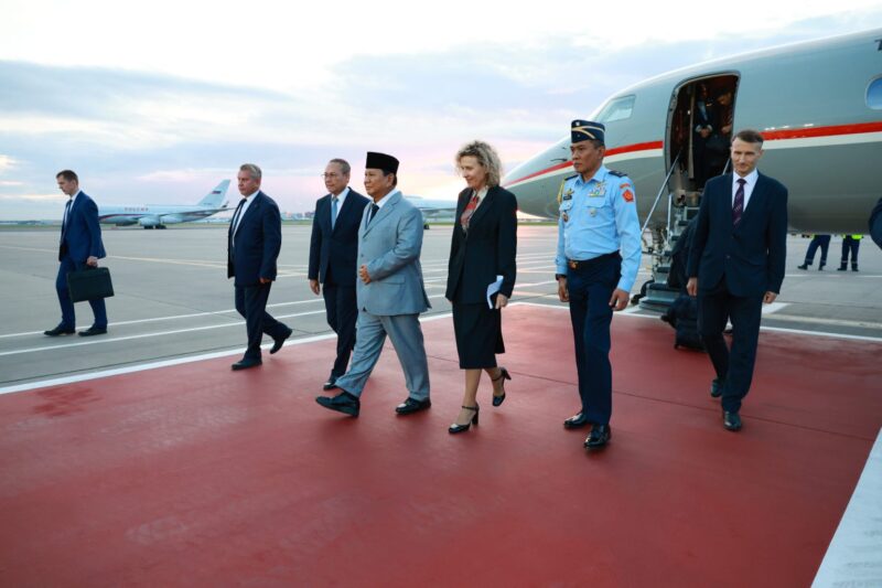 Menteri Pertahanan RI sekaligus Presiden Terpilih Prabowo Subianto (tiga kiri) berjalan ke arah kendaraannya di apron Bandara Vnukovo, Moskow, Rusia, Selasa (30/7/2024) - Foto: BIro Humas Setjen Kemhan