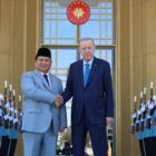 Presiden Turkiye Recep Tayyip Erdoğan (kanan) bertemu dengan Presiden terpilih sekaligus Menhan RI Prabowo Subianto (kiri) di Kompleks Kepresidenan di Ankara. (Murat Kula - Fotografer Kepresidenan Turkiye)