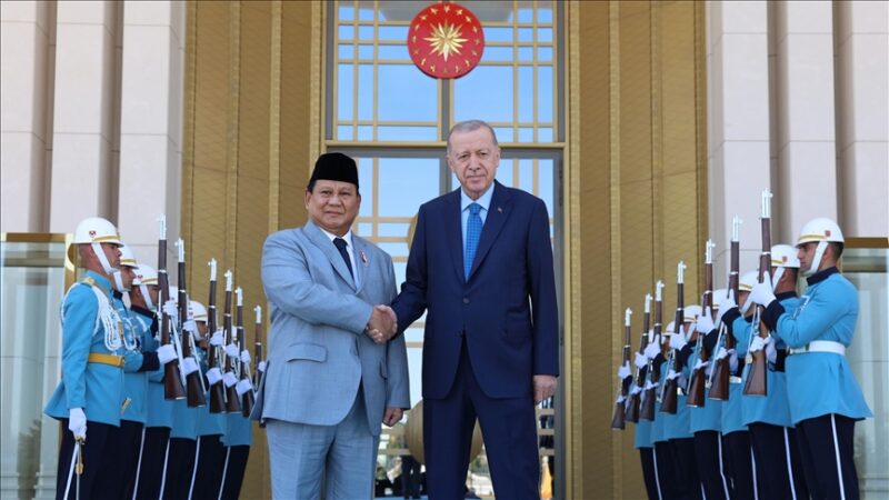 Presiden Turkiye Recep Tayyip Erdoğan (kanan) bertemu dengan Presiden terpilih sekaligus Menhan RI Prabowo Subianto (kiri) di Kompleks Kepresidenan di Ankara. (Murat Kula - Fotografer Kepresidenan Turkiye)