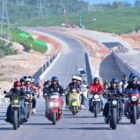 Presiden Joko Widodo mengendarai sepeda motor untuk meninjau progres pembangunan jalan tol Ibu Kota Nusantara (IKN) di Kabupaten Penajam Paser Utara, Provinsi Kalimantan Timur, pada Minggu, 28 Juli 2024. Foto: BPMI Setpres/Muchlis Jr