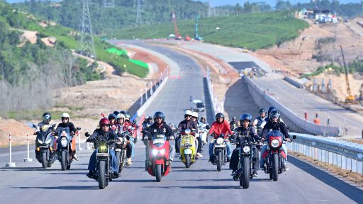 Presiden Joko Widodo mengendarai sepeda motor untuk meninjau progres pembangunan jalan tol Ibu Kota Nusantara (IKN) di Kabupaten Penajam Paser Utara, Provinsi Kalimantan Timur, pada Minggu, 28 Juli 2024. Foto: BPMI Setpres/Muchlis Jr