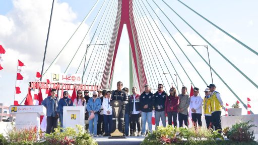 Presiden Joko Widodo didampingi Ibu Iriana Joko Widodo meresmikan Jembatan Pulau Balang, Kabupaten Penajam Paser Utara, Provinsi Kalimantan Timur, pada Minggu, 28 Juli 2024. Foto: BPMI Setpres/Rusman