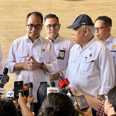Menteri PUPR Basuki Hadimuljono dan Menteri Perhubungan Budi Karya Sumadi menyampaikan keterangannya kepada awak media usai bertemu dengan Presiden Joko Widodo di Istana Garuda, Kawasan IKN, Provinsi Kalimantan Timur, pada Senin, 29 Juli 2024. Foto: BPMI Setpres/Muchlis Jr