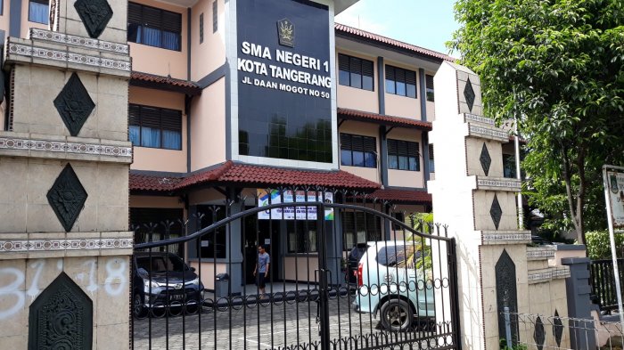 Ketika diminta penjelasan, panitia PPDB SMA Negeri 1 Kota Tangerang meminta orang tua untuk bertanya langsung kepada Dinas Pendidikan Provinsi