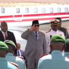 Setelah menyelesaikan kunjungan kerja ke Canberra, Australia, Menteri Pertahanan Republik Indonesia, Prabowo Subianto, langsung melanjutkan perjalanan diplomatiknya ke Papua Nugini