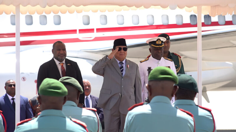 Setelah menyelesaikan kunjungan kerja ke Canberra, Australia, Menteri Pertahanan Republik Indonesia, Prabowo Subianto, langsung melanjutkan perjalanan diplomatiknya ke Papua Nugini