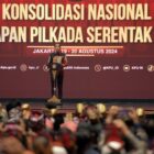 Presiden RI Joko Widodo (Jokowi) Memberikan Pengarahan kepada Peserta Rapat Konsolidasi Nasional (Rakornas) Kesiapan Pilkada Nasional di Jakarta Convention Center (JCC), Jakarta, Selasa (20/08/2024). (Foto: Humas Setkab/Rahmat)

Read more: https://setkab.go.id/presiden-jokowi-minta-kpu-matangkan-kesiapan-pilkada-tahun-2024/