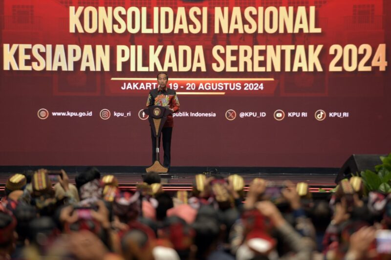 Presiden RI Joko Widodo (Jokowi) Memberikan Pengarahan kepada Peserta Rapat Konsolidasi Nasional (Rakornas) Kesiapan Pilkada Nasional di Jakarta Convention Center (JCC), Jakarta, Selasa (20/08/2024). (Foto: Humas Setkab/Rahmat)

Read more: https://setkab.go.id/presiden-jokowi-minta-kpu-matangkan-kesiapan-pilkada-tahun-2024/