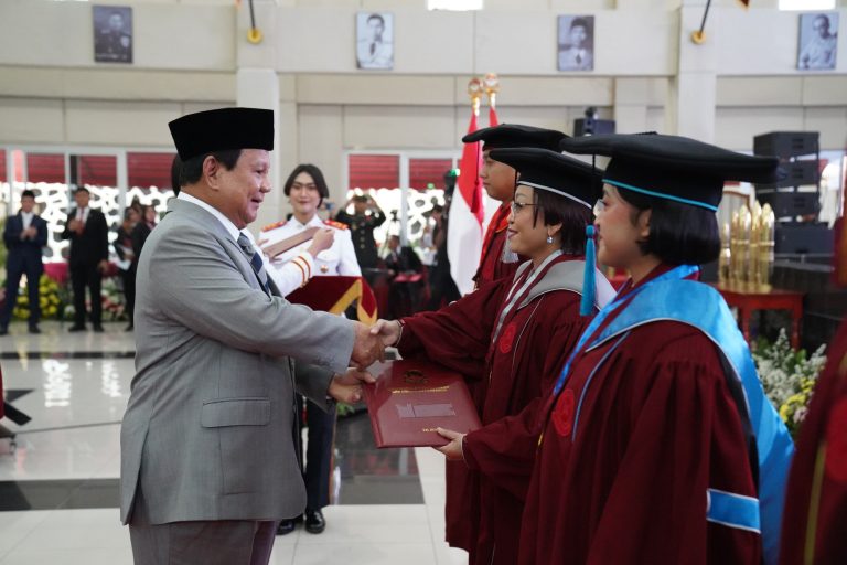 Menhan Prabowo juga memberikan penghargaan khusus kepada para lulusan terbaik dari masing-masing program, antara lain: Program Doktor yaitu Edhita Praditya, dengan IPK 3,97, dianugerahi predikat Magna Cumlaude. Program Magister yaitu Hanny Galih Satrio dan Muhamad Azhar, dengan IPK 3,93, meraih predikat Sangat Memuaskan