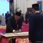 Presiden RI Joko Widodo (Jokowi) didampingi Wakil Presiden (Wapres) Ma’ruf Amin melantik tiga orang Kepala Lembaga Pemerintah, di Istana Negara, Jakarta, Senin (19/08/2024) pagi. (YouTube BPMI Setpres)

