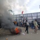 Aksi demonstrasi oleh sejumlah kelompok massa yang terdiri dari elemen mahasiswa, organisasi kemasyarakatan, hingga partai buruh terus berlangsung dengan intensitas tinggi di depan Gedung DPR RI, Kamis (22/8/2024)