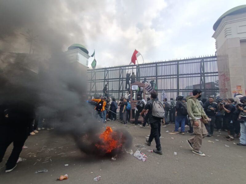 Aksi demonstrasi oleh sejumlah kelompok massa yang terdiri dari elemen mahasiswa, organisasi kemasyarakatan, hingga partai buruh terus berlangsung dengan intensitas tinggi di depan Gedung DPR RI, Kamis (22/8/2024)
