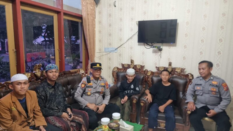 Saat melakukan patroli sore pada tanggal 30 Juli 2024, petugas piket patroli Polsek Talun menemukan dua anak laki-laki yang tampak kebingungan