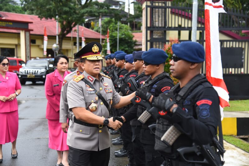 Markas Polda Maluku di Tantui, Kota Ambon, menjadi saksi kedatangan Kepala Kepolisian Daerah Maluku yang baru, Irjen Pol Drs. Eddy Sumitro Tambunan, M.Si.