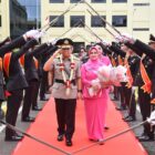 Acara pelepasan Kepala Kepolisian Daerah Maluku, Irjen Pol Drs. Lotharia Latif SH., M.Hum, yang ditandai dengan tradisi farawell pedang pora