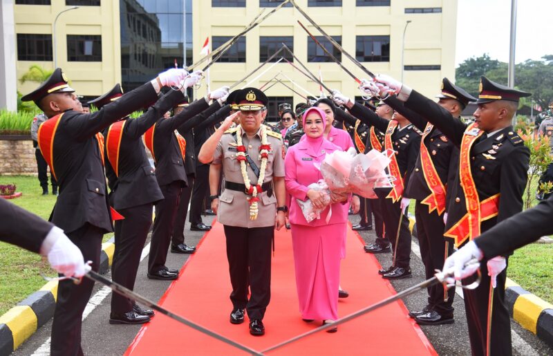 Acara pelepasan Kepala Kepolisian Daerah Maluku, Irjen Pol Drs. Lotharia Latif SH., M.Hum, yang ditandai dengan tradisi farawell pedang pora