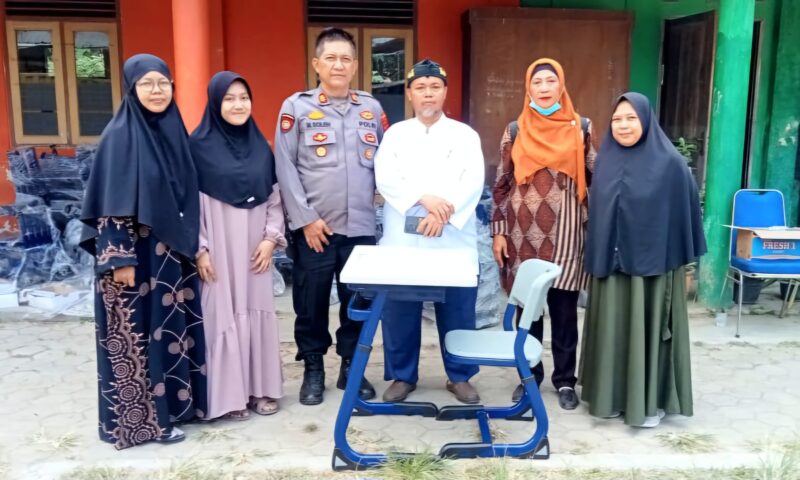 Kapolresta Cirebon, Kombes Pol Sumarni, S.I.K, S.H, M.H, bersama Komunitas Bagong Mogok memberikan bantuan berupa meja dan kursi ke LPI Al Hidayah, Desa Sukadana, Kecamatan Ciledug, Kabupaten Cirebon