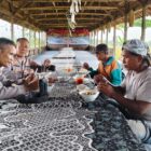 Kapolsek Talun sempat singgah di Tempat Pembuangan Akhir (TPA) Desa Cirebon Girang dan menghampiri dua pemulung yang sedang mencari barang bekas untuk dijual kembali