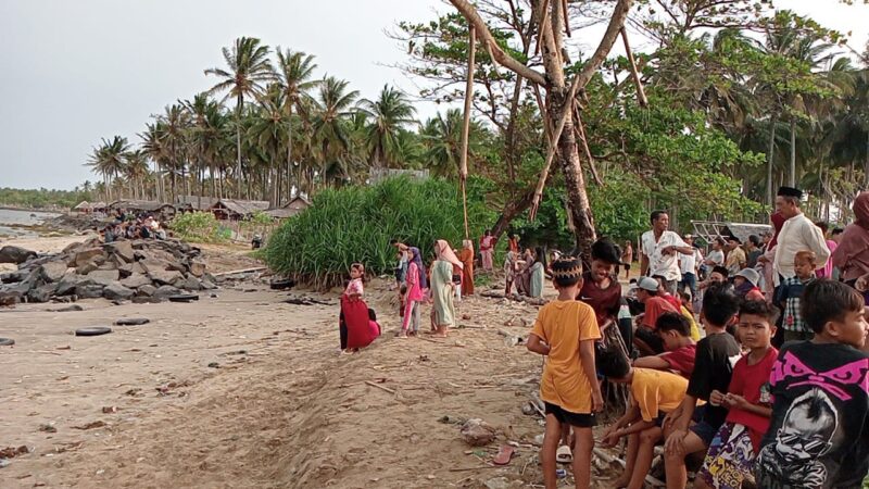 Dua pengamen Ondel-ondel asal Jakarta Pusat dilaporkan hanyut di Pantai Karang Seke, Desa Muara, Kecamatan Wanasalam