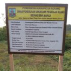 Pembangunan jembatan Mancak-Ciwarna di Desa Sangiang, Kecamatan Mancak, Kabupaten Serang, menuai kecaman dari berbagai pihak