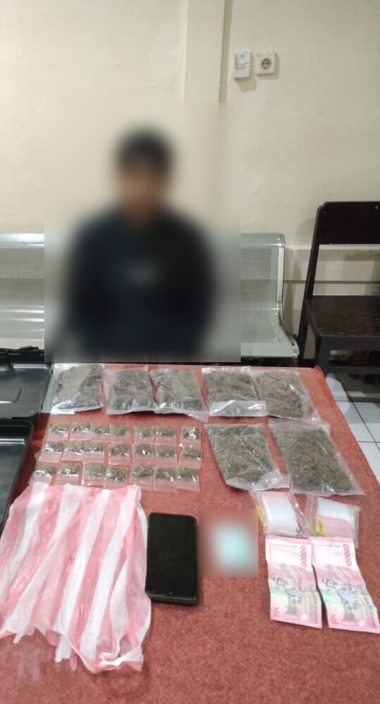 Tim penyidik Direktorat Reserse Narkoba (Ditresnarkoba) Polda Maluku berhasil menangkap seorang pengedar narkoba berinisial FK alias Oji
