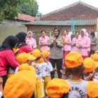 Kapolresta Cirebon, Kombes Pol Sumarni, S.I.K., S.H., M.H., melakukan kunjungan ke TK Kemala Bhayangkari 28 Cabang Kota Cirebon