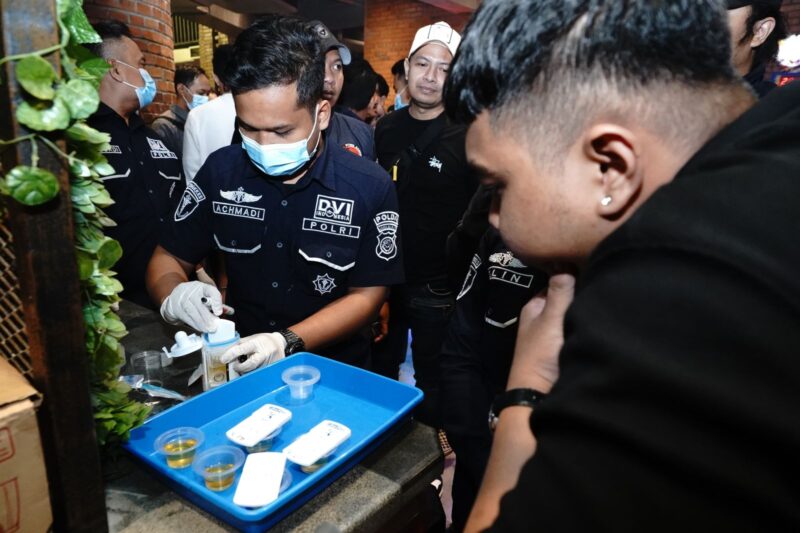 Dir.Res Narkoba Polda Jabar, Kombes Pol. Johanes R. Manalu, bersama dengan Wadir Res Narkoba, melaksanakan kegiatan Patroli Rutin yang ditingkatkan (KRYD) di wilayah hukum Polrestabes Bandung pada Jumat dini hari, 2 Agustus 2024