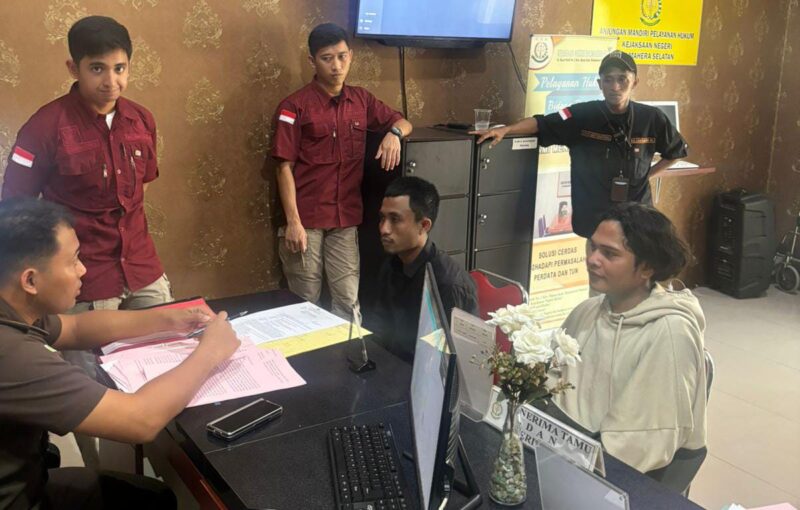 Kejaksaan Negeri (Kejari) Halmahera Selatan, yang dipimpin oleh Ahmad Patoni, SH.MH, telah menerima penyerahan dua tersangka dan barang bukti dari Penyidik Satuan Reserse Kriminal (Satreskrim) Polres Halmahera Selatan pada Rabu (31/7/2024)